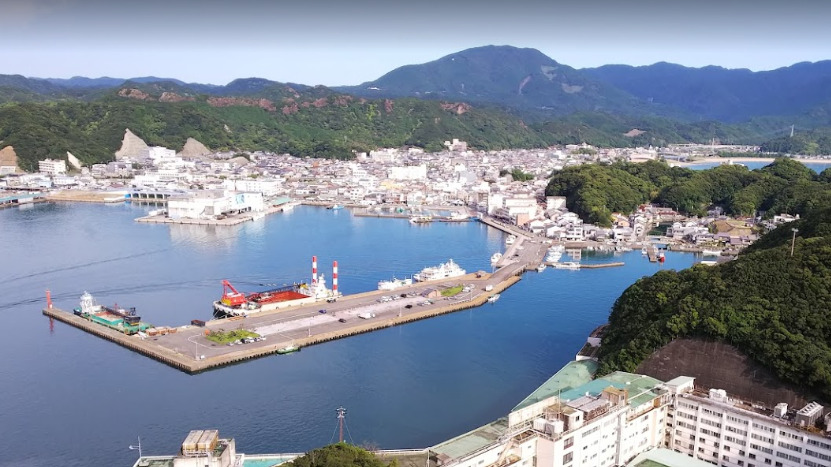 魚種豊富な釣り場 勝浦港 渡の島 で釣りを楽しもう 勝浦漁港にぎわい市場